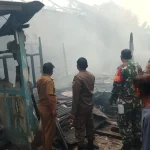 Babinsa Koramil Tukdana Sigap Tangani Kebakaran di Desa Lajer