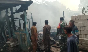 Babinsa Koramil Tukdana Sigap Tangani Kebakaran di Desa Lajer