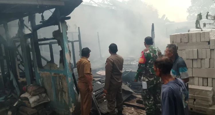 Babinsa Koramil Tukdana Sigap Tangani Kebakaran di Desa Lajer