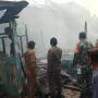 Babinsa Koramil Tukdana Sigap Tangani Kebakaran di Desa Lajer
