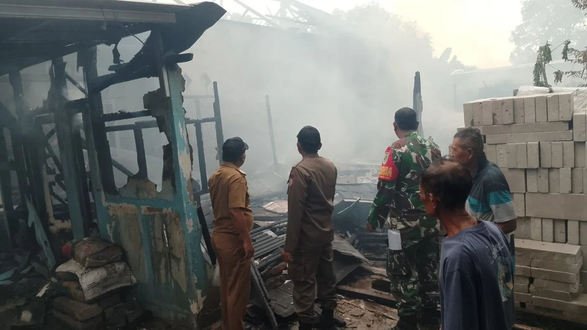 Babinsa Koramil Tukdana Sigap Tangani Kebakaran di Desa Lajer