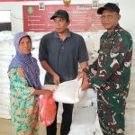 Babinsa Kusno Pantau Bantuan Pangan Ribuan Warga Desa Kertanegara