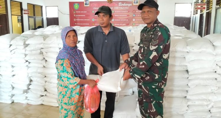 Babinsa Kusno Pantau Bantuan Pangan Ribuan Warga Desa Kertanegara