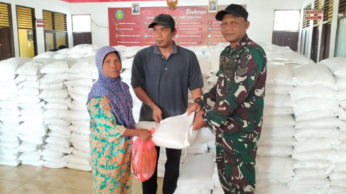 Babinsa Kusno Pantau Bantuan Pangan Ribuan Warga Desa Kertanegara