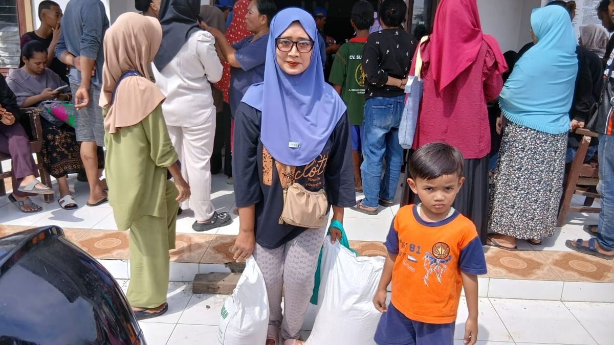 Bantuan Beras Minyak Goreng 2.109 KPM Desa Sumbermulya Disalurkan