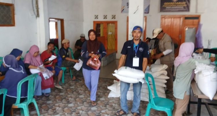 Bantuan Beras & Minyak Goreng: Warga Haurgeulis Indramayu Terbantu