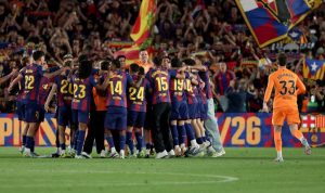 Barcelona Bersaing dengan Bayern untuk Rekrut Bek Man City