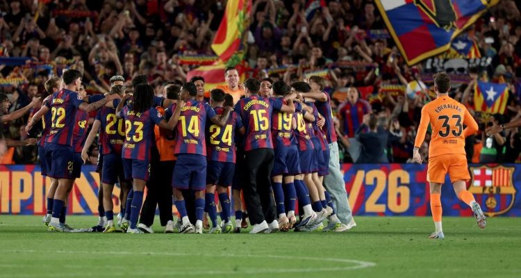 Barcelona Bersaing dengan Bayern untuk Rekrut Bek Man City