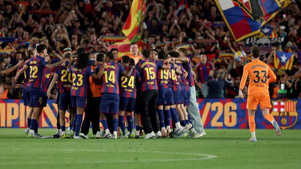 Barcelona Bersaing dengan Bayern untuk Rekrut Bek Man City