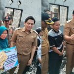 Bupati Lucky Hakim Serahkan Bantuan Stimulan Korban Kebakaran Tukdana