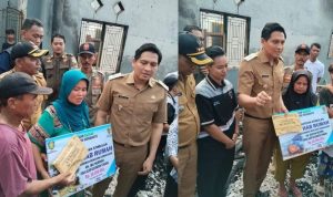 Bupati Lucky Hakim Serahkan Bantuan Stimulan Korban Kebakaran Tukdana