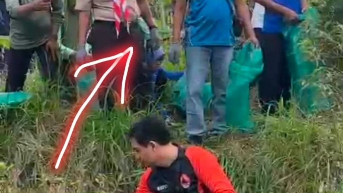 Bupati Lucky Hakim Turun ke Sungai Penuh Sampah, Kadisdikbud Indramayu Hanya Diam