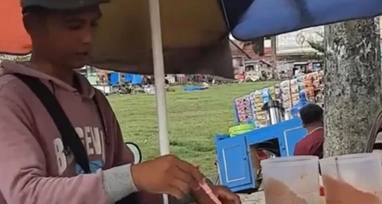 Camilan Cilung Jadul Legendaris Alun-Alun Haurgeulis yang Populer di Kalangan Anak
