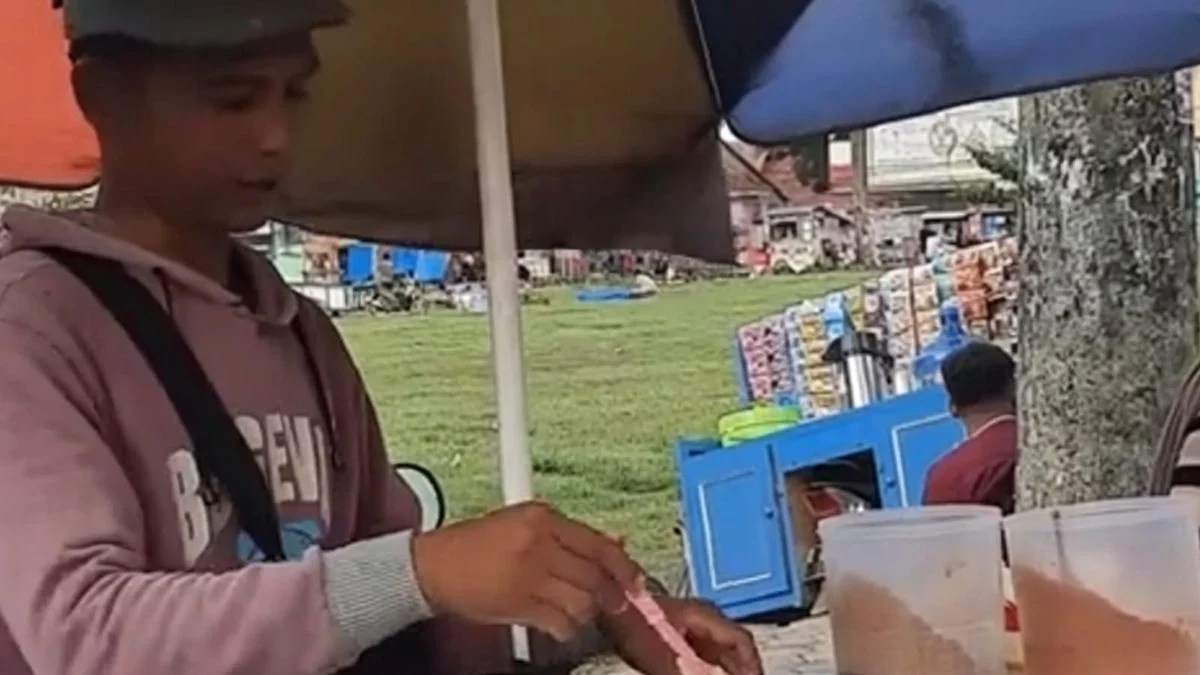 Camilan Cilung Jadul Legendaris Alun-Alun Haurgeulis yang Populer di Kalangan Anak