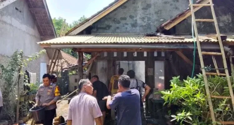 Charger HP Menyala, Rumah Warga Gantar Indramayu Ludes Terbakar