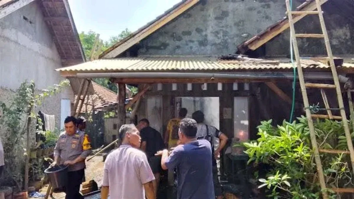 Charger HP Menyala, Rumah Warga Gantar Indramayu Ludes Terbakar