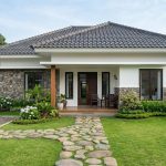 Contoh Rumah Desa Kombinasi Batu Alam dan Atap Limas Modern