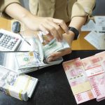 Dampak Melemahnya Rupiah pada PHK di Industri Tekstil dan Farmasi