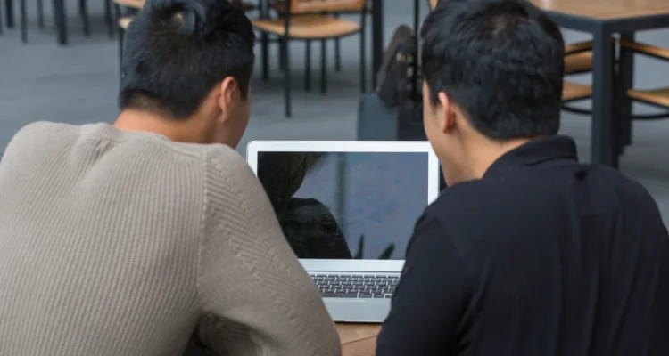 Dampak Psikologis Korban Kekerasan Seksual Online: Malu, Cemas, dan Takut di Balik Obrolan Cabul