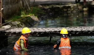 Dinas PUPR Indramayu Bersihkan Saluran Air Timbunan Lumpur 15 Tahun, Cegah Banjir