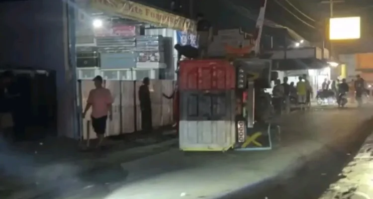 Dramatisnya Kecelakaan Truk di Dekat Perlintasan KA Haurgeulis, Warga Terkejut