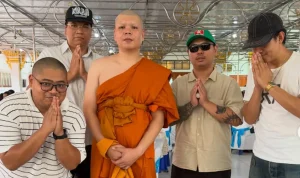Drummer Band Hardcore Mundur Sementara untuk Jadi Biksu