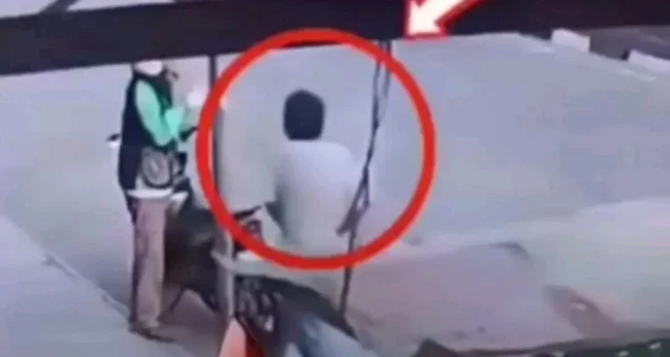 Dua Terdakwa Kasus Pembunuhan Sekeluarga di Indramayu Terekam CCTV Setelah Kejadian