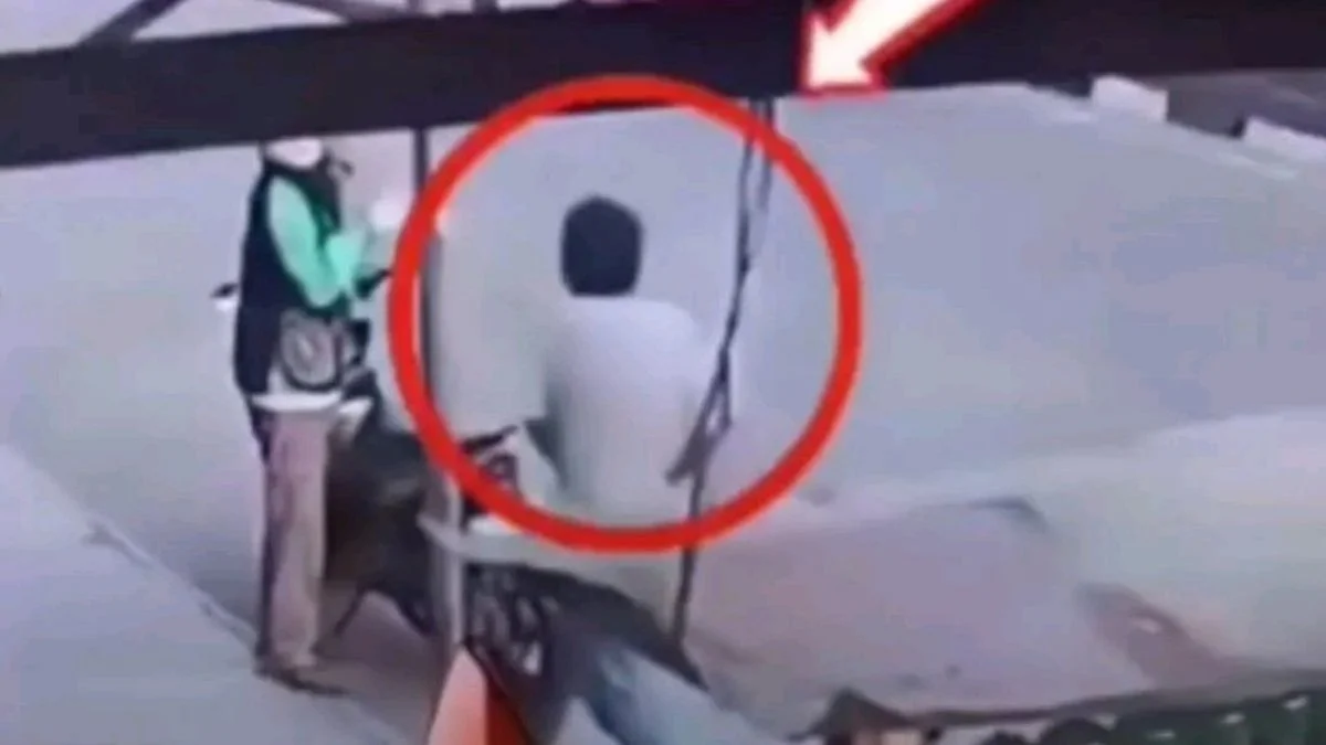 Dua Terdakwa Kasus Pembunuhan Sekeluarga di Indramayu Terekam CCTV Setelah Kejadian