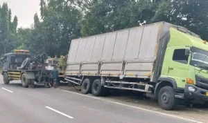 Evakuasi Dramatis Truk Wingbox yang Ambles di Pantura Melibatkan Tiga Mobil Derek Raksasa