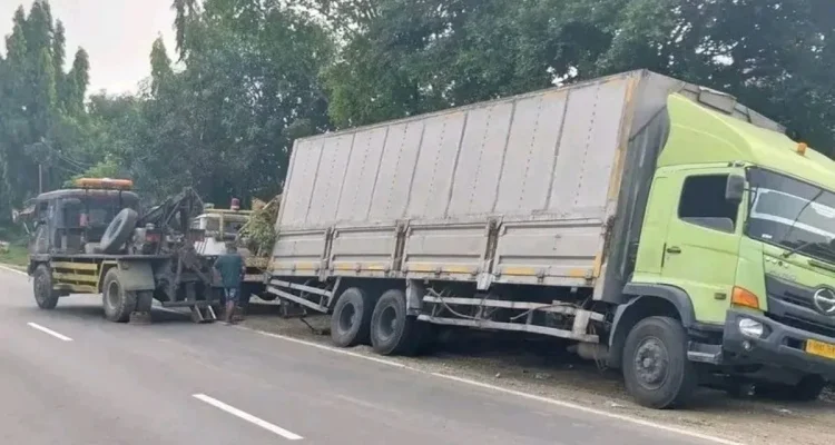Evakuasi Dramatis Truk Wingbox yang Ambles di Pantura Melibatkan Tiga Mobil Derek Raksasa