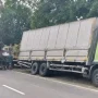 Evakuasi Dramatis Truk Wingbox yang Ambles di Pantura Melibatkan Tiga Mobil Derek Raksasa