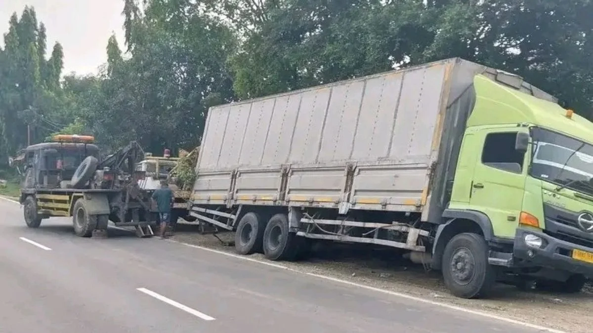 Evakuasi Dramatis Truk Wingbox yang Ambles di Pantura Melibatkan Tiga Mobil Derek Raksasa