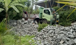 Gotong Royong Bongkar Material Paving TMMD di Probolinggo