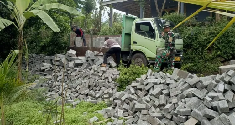 Gotong Royong Bongkar Material Paving TMMD di Probolinggo