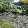 Gotong Royong Bongkar Material Paving TMMD di Probolinggo