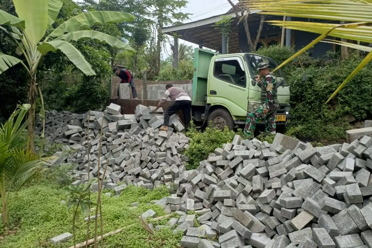 Gotong Royong Bongkar Material Paving TMMD di Probolinggo