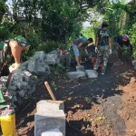 Gotong Royong Warga dan TNI Percepat Pembangunan Jalan TMMD di Probolinggo