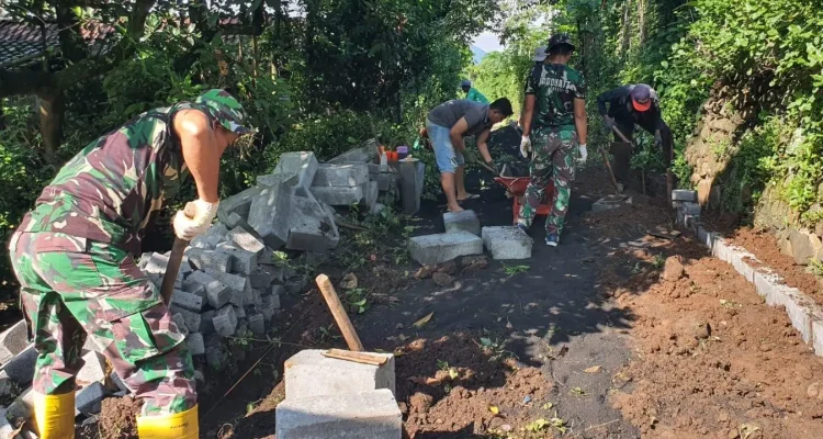 Gotong Royong Warga dan TNI Percepat Pembangunan Jalan TMMD di Probolinggo
