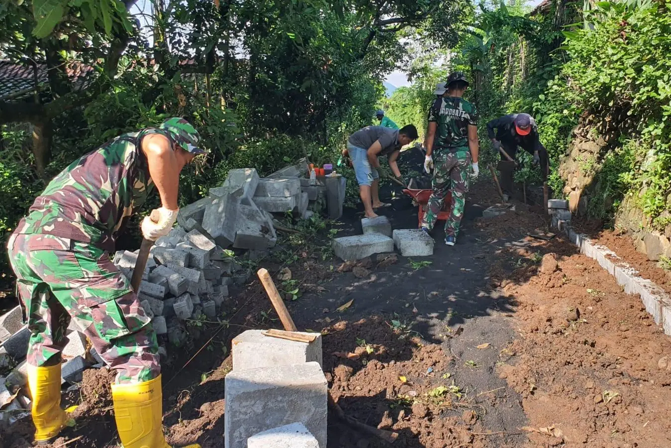 Gotong Royong Warga dan TNI Percepat Pembangunan Jalan TMMD di Probolinggo