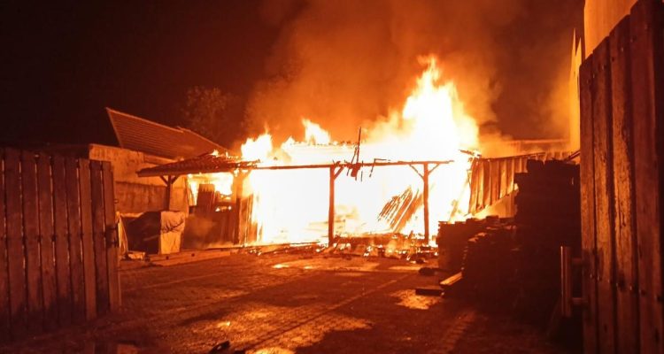 Gudang Kayu di Pondok Cabe Ludes Terbakar