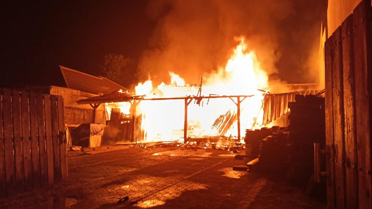 Gudang Kayu di Pondok Cabe Ludes Terbakar