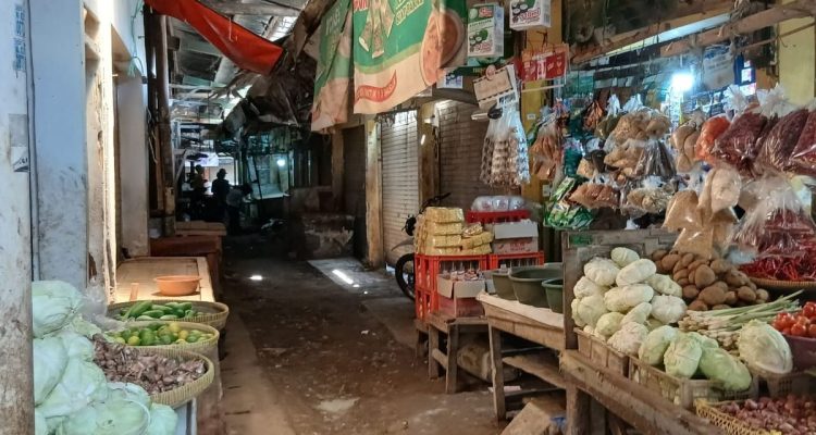 Harga Komoditas di Haurgeulis Beragam: Ada yang Anjlok, Ada yang Memberatkan Warga