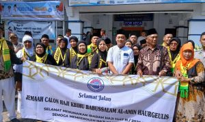 Haru dan Tangis Warnai Keberangkatan Jamaah Haji Kloter 21, Pesan Menyentuh dari Camat Haurgeulis