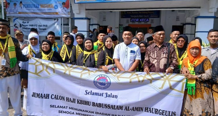 Haru dan Tangis Warnai Keberangkatan Jamaah Haji Kloter 21, Pesan Menyentuh dari Camat Haurgeulis