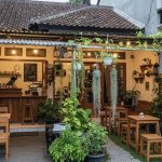 Inspirasi Warung Kopi Depan Rumah Bergaya Cafe Kebun untuk Berkumpul