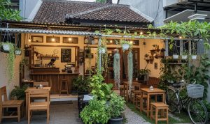 Inspirasi Warung Kopi Depan Rumah Bergaya Cafe Kebun untuk Berkumpul