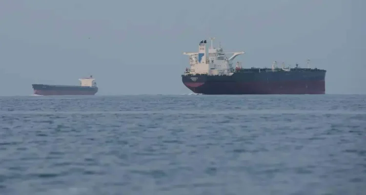Iran Klaim Serang Kapal Perang AS, Tegang di Selat Hormuz