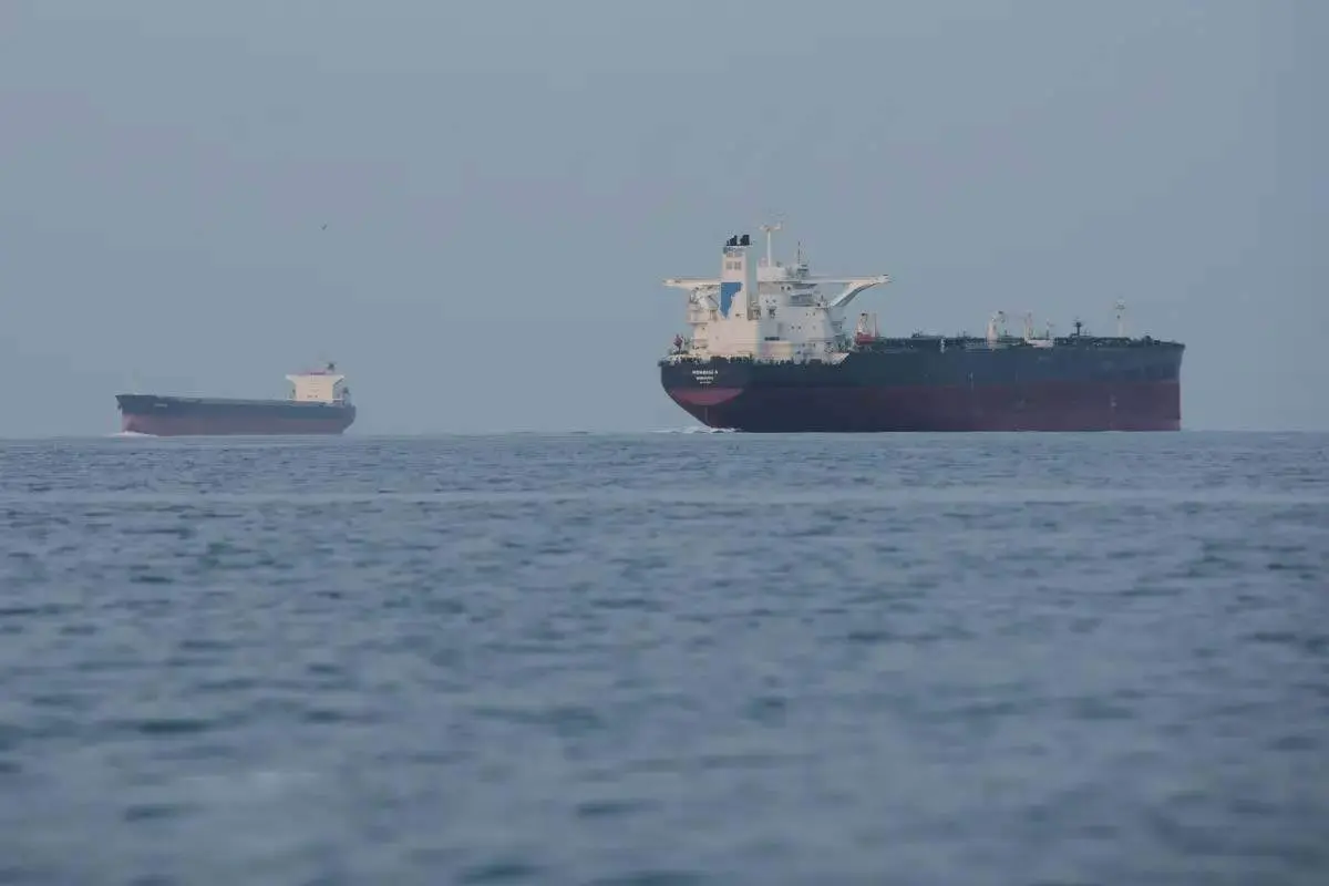 Iran Klaim Serang Kapal Perang AS, Tegang di Selat Hormuz