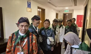 Jemaah Haji Gunungkidul Kenakan Blangkon untuk Ibadah