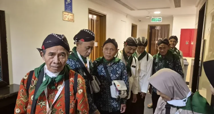 Jemaah Haji Gunungkidul Kenakan Blangkon untuk Ibadah
